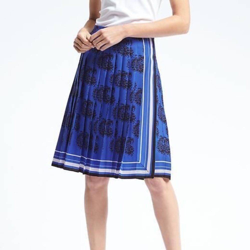 Banana Republic Navy Blue Floral Pleated Skirt pleated blue black size‎ 4 midi